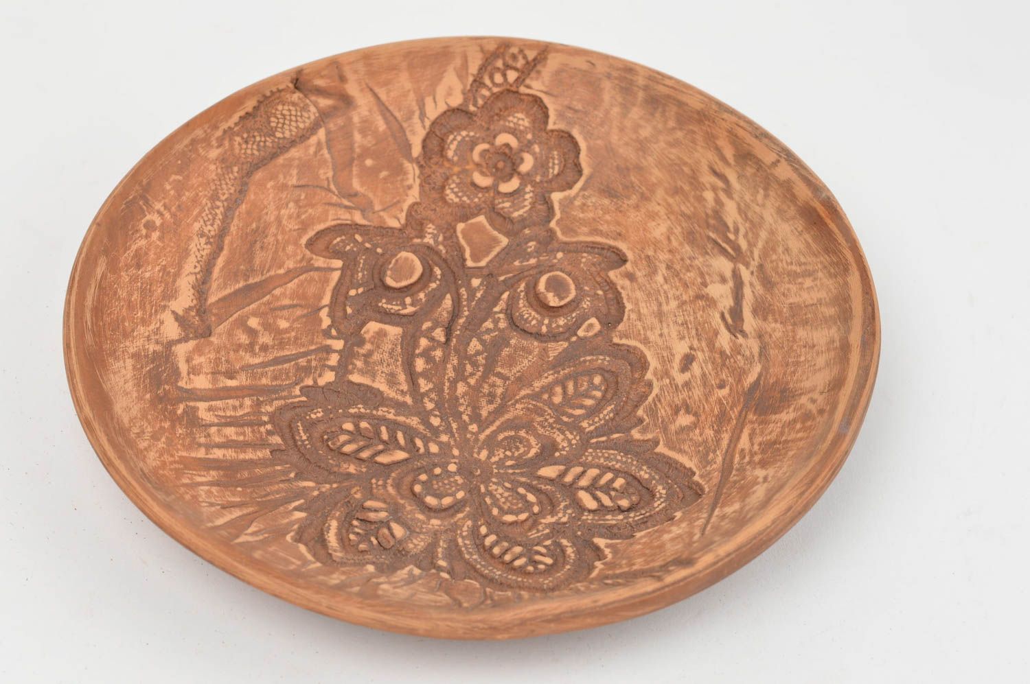 Оригинальная тарелка из глины коричневая с цветочным орнаментом ручная работа фото 2