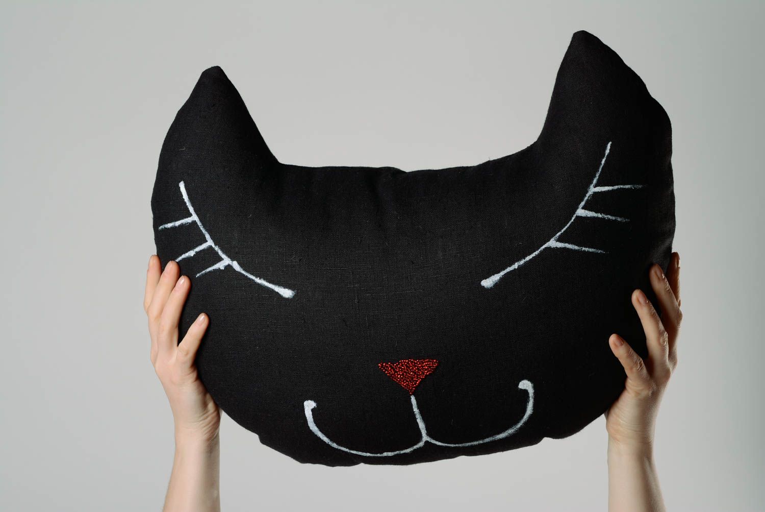 Coussin en tissu de lin fait main design original en forme de chat noir photo 3