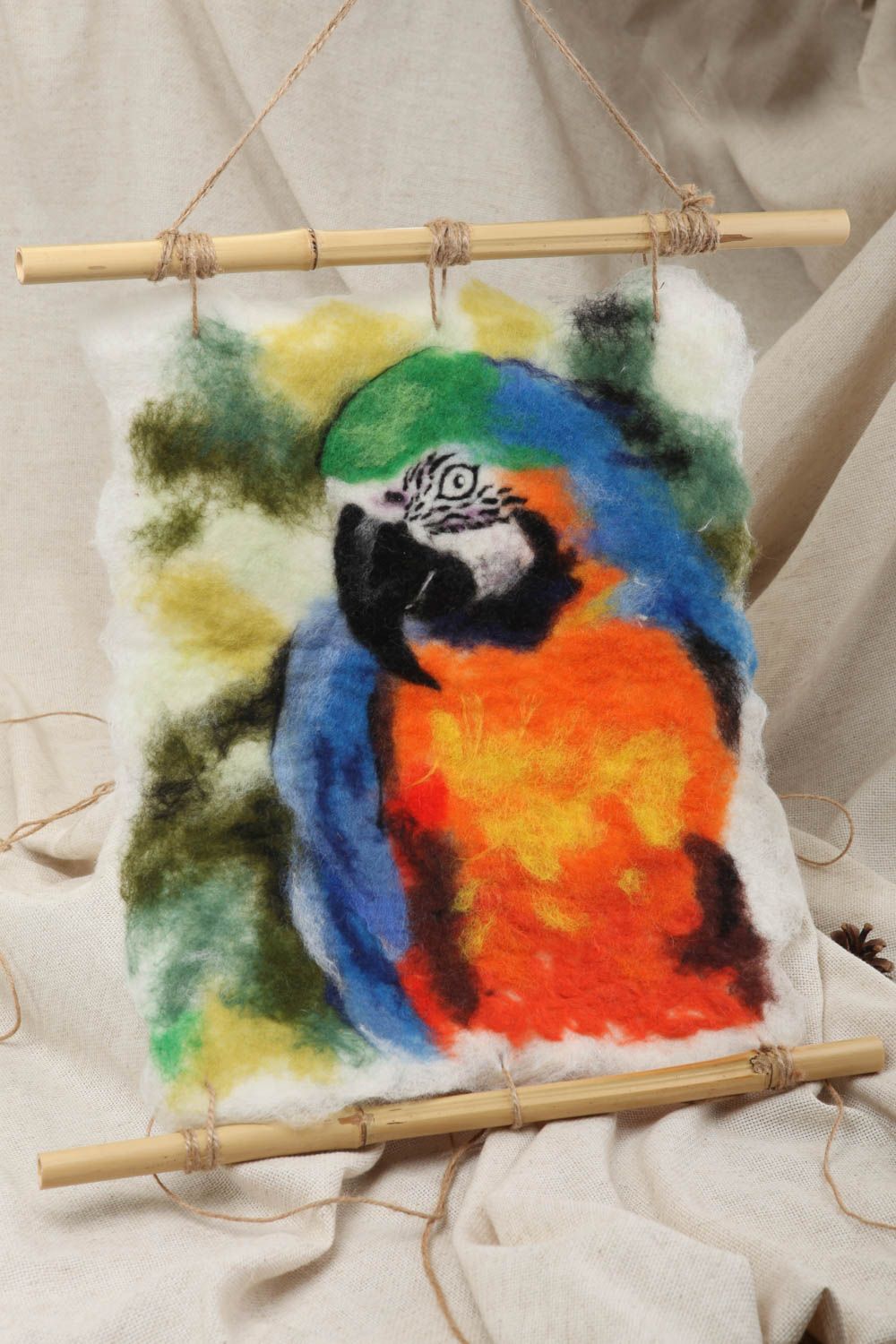 Картина с попугаем из шерсти в технике мокрого валяния ручной работы красочная фото 1