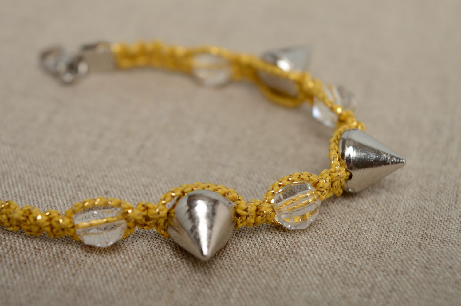 Bracelet en macramé jaune avec piques et perles fantaisie fait main pour femme photo 2
