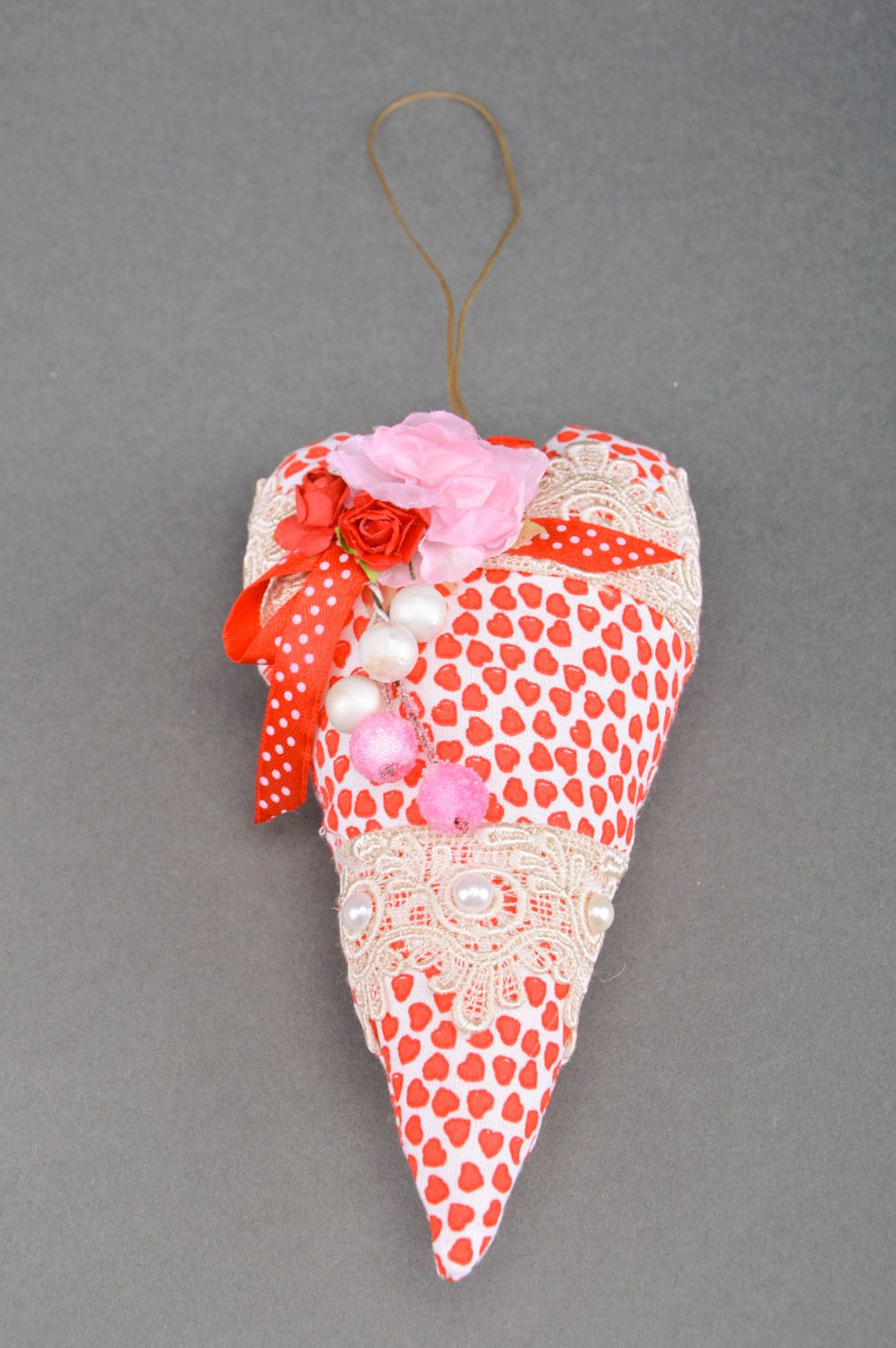 Jolie suspension décorative coeur rouge en coton et dentelle faite main photo 3