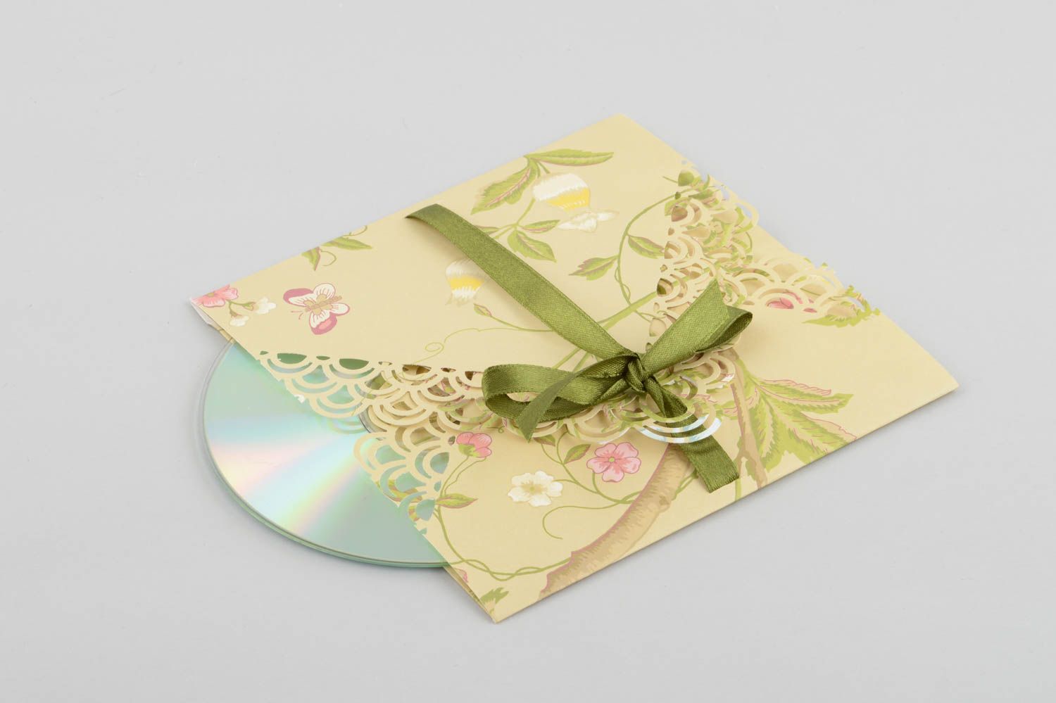 Handmade CD Papierhülle kreatives Geschenk Design Verpackung mit blumigem Print foto 2