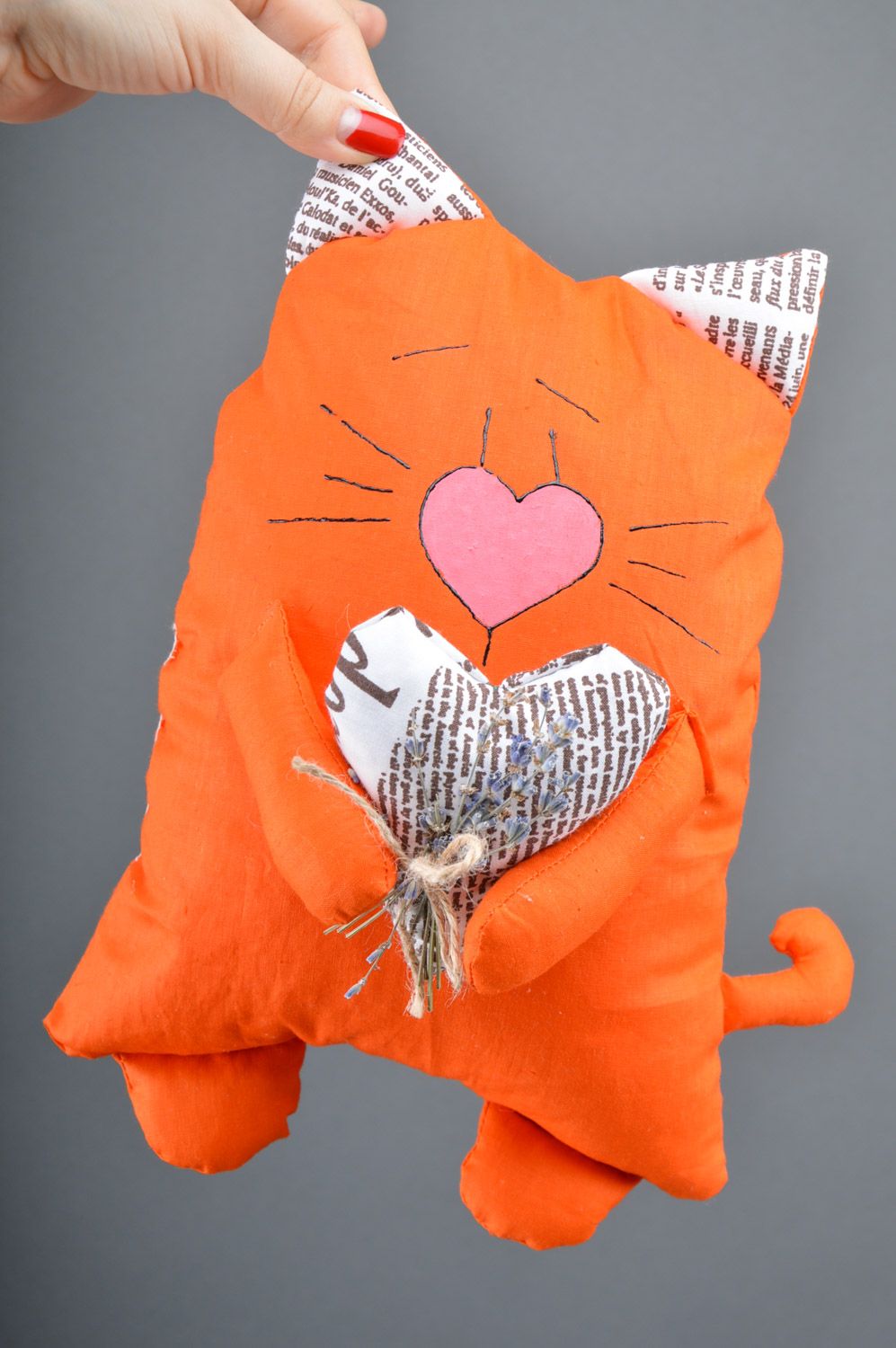 Мягкая подушечка в виде кота с травами внутри оранжевая ручная работа фото 4