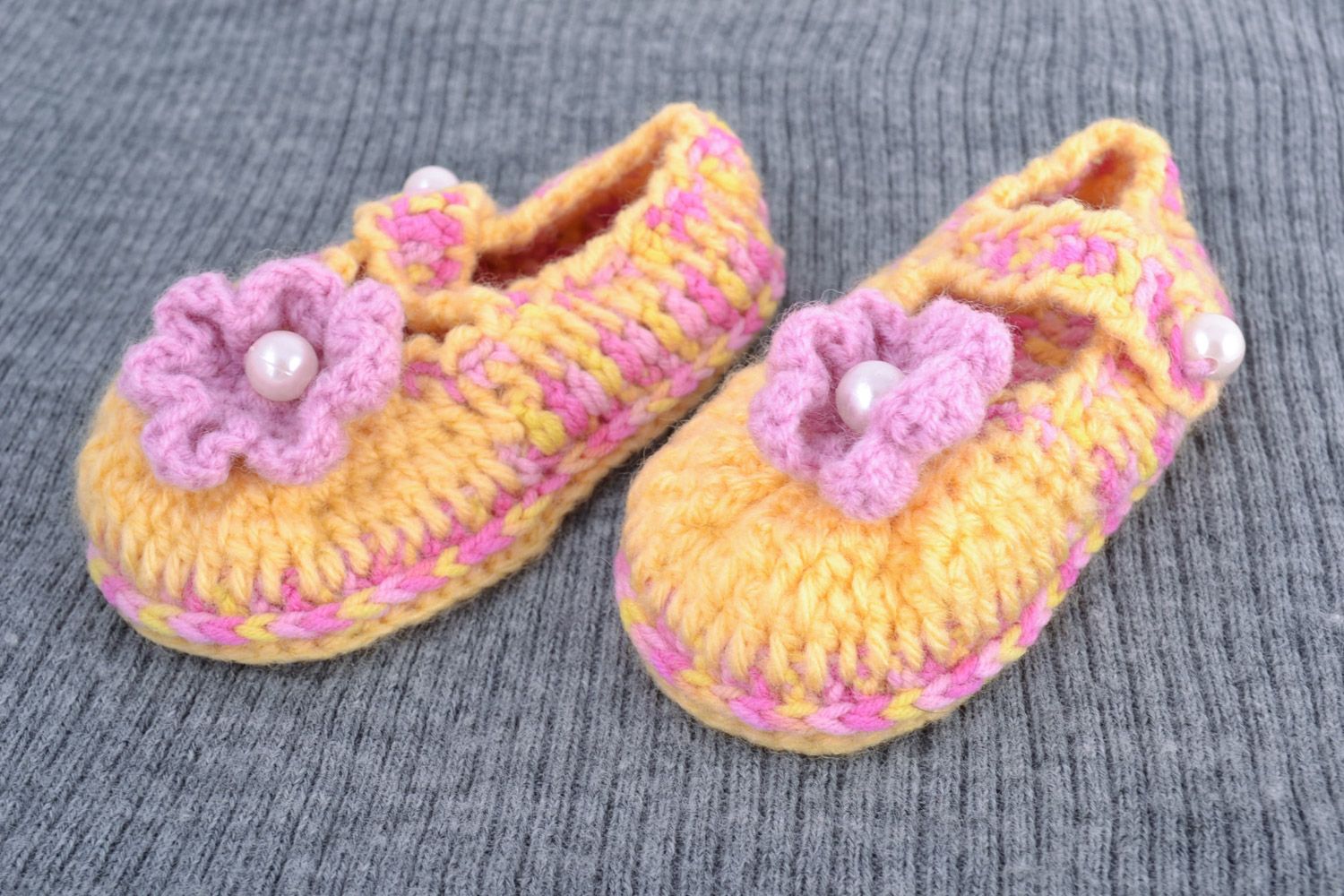 Chaussons tricotés en coton et laine jaunes chauds avec fleur faits main bébé photo 1
