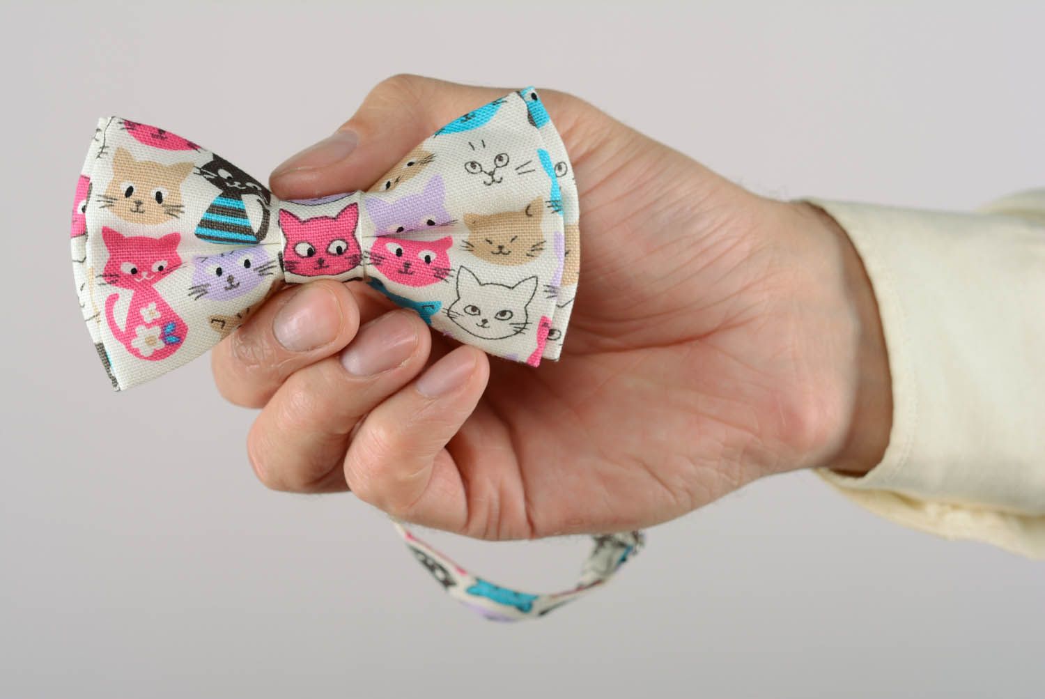 Gravata borboleta costurada de tecido Gatos foto 5