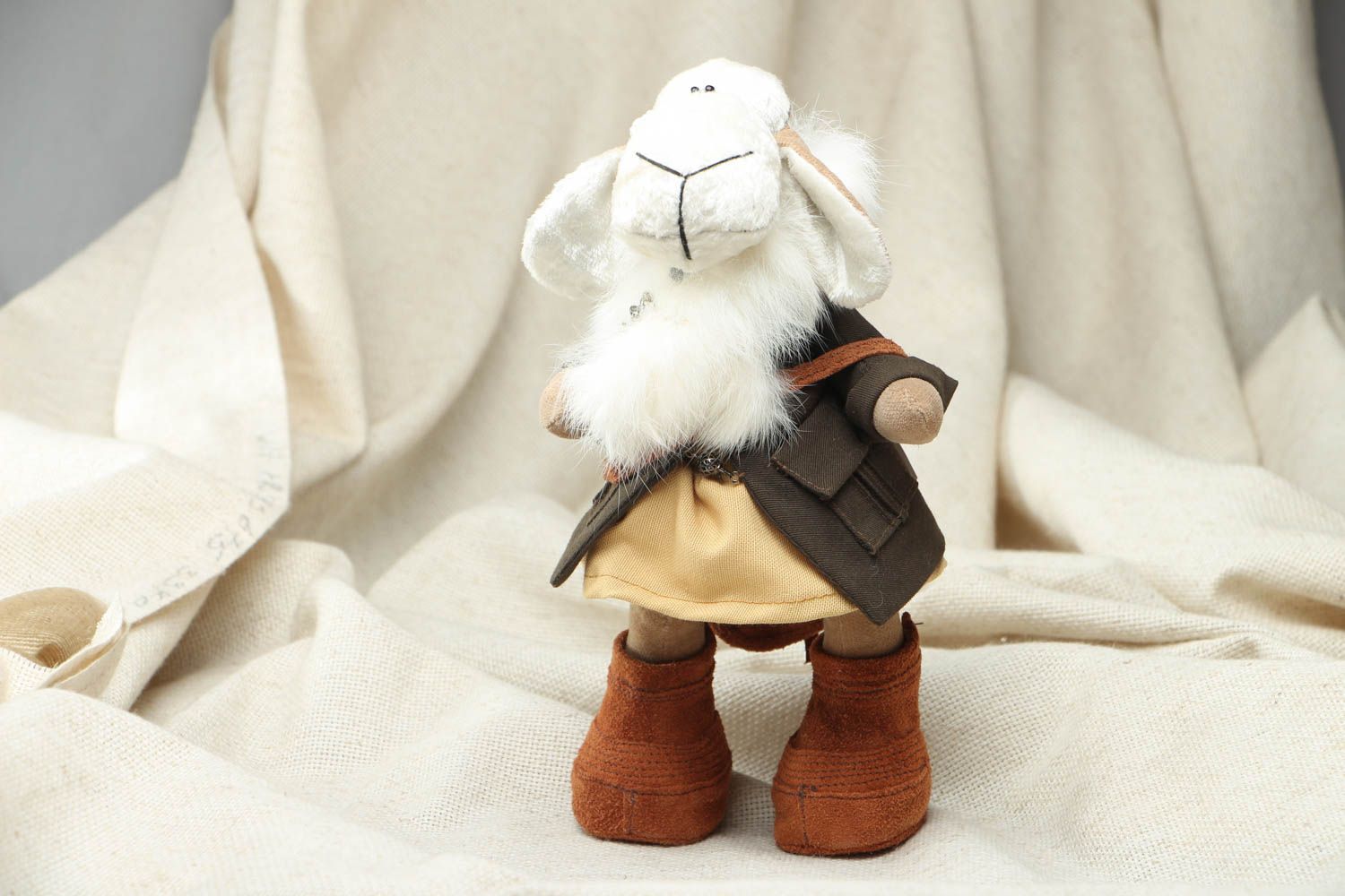 Мягкая игрушка ручной работы в виде овечки Она фото 1