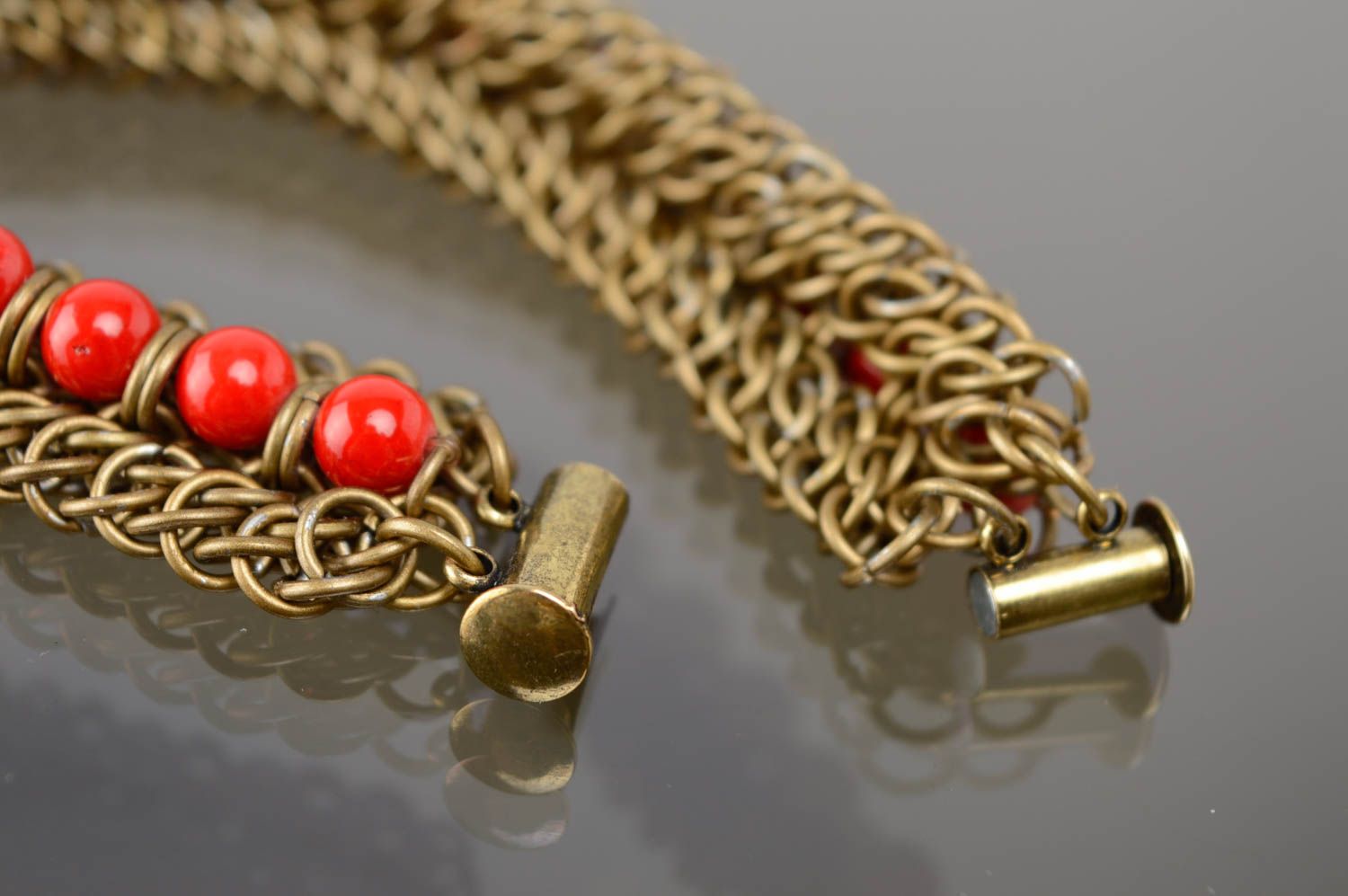 Handmade Armband aus Metall in Webtechnik mit roten Perlen  foto 4