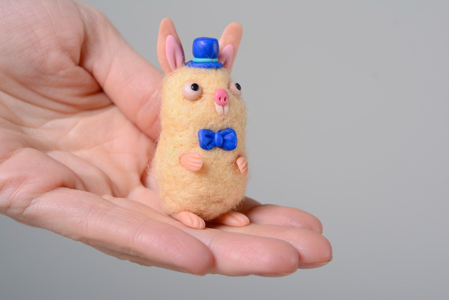 Figura de lana juguete de bolsillo hecho a mano en técnica de fieltro Conejo  foto 5
