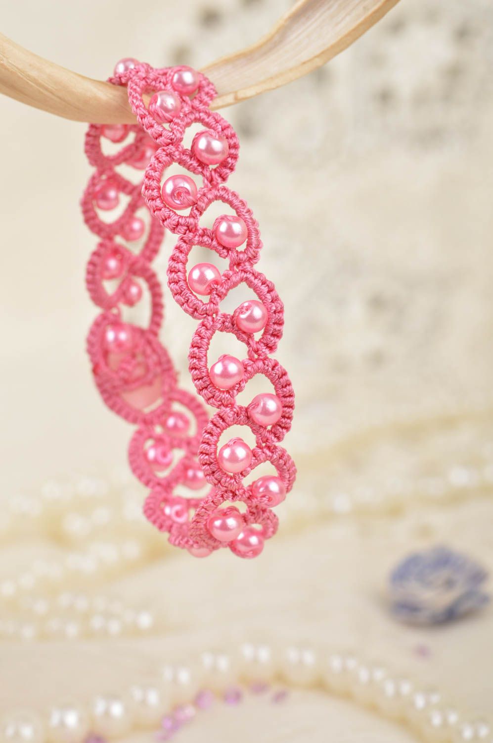 Розовый плетеный браслет в технике фриволите из атласной нити ручной работы фото 1