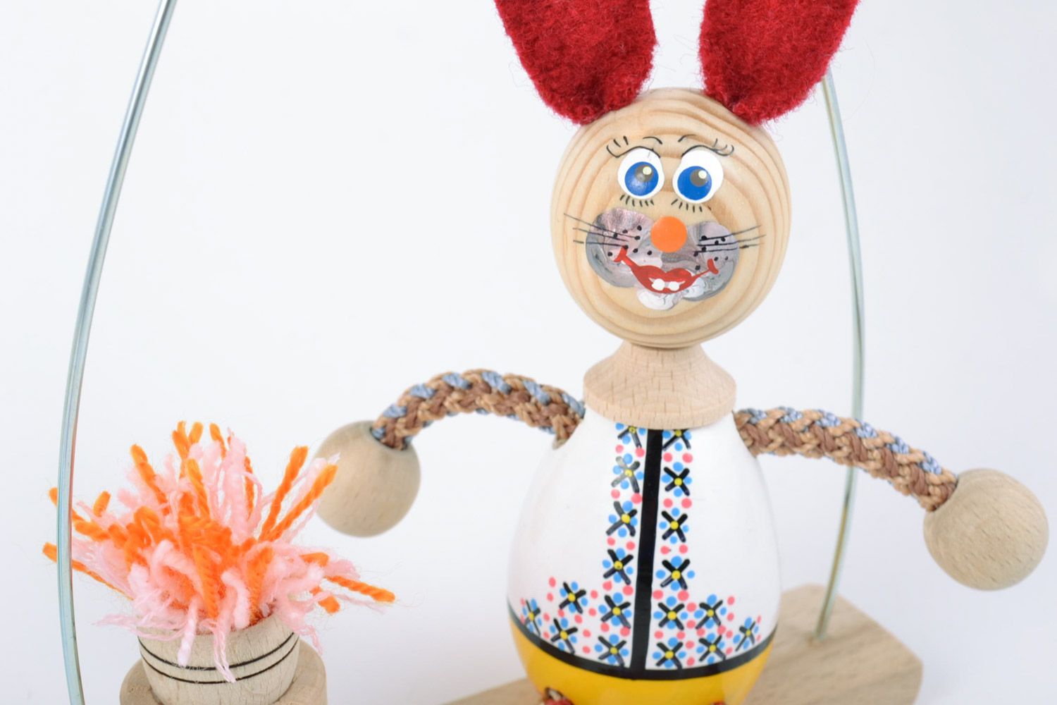 Деревянная игрушка зайка на лавке ручной работы с росписью эко-красками детская фото 3