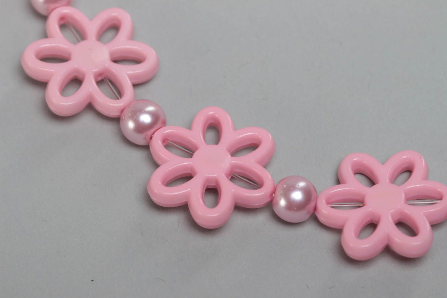 Long collier de perles en céramique rose fait main éclatant pour enfant photo 4