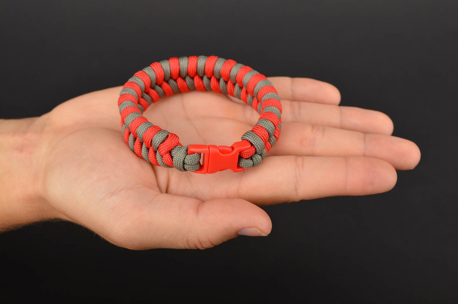 Bracelet en paracorde fait main Bracelet de survie rouge-gris Accessoire femme photo 5