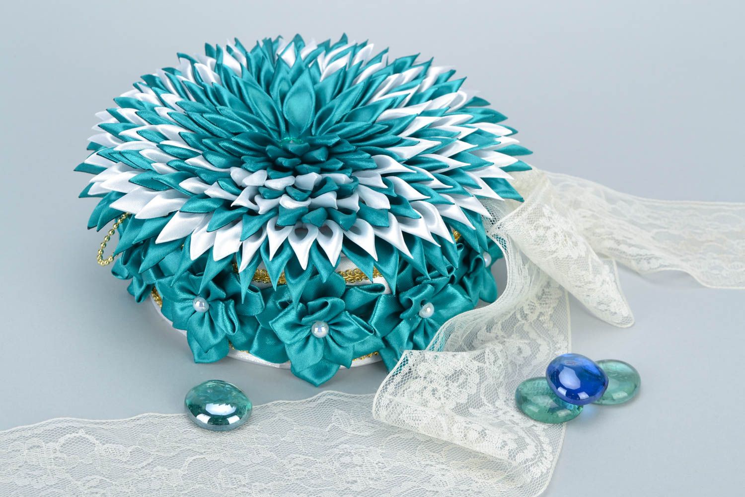 Blaue runde Schatulle für Schmuck aus Atlasbändern handmade Blumenform foto 1
