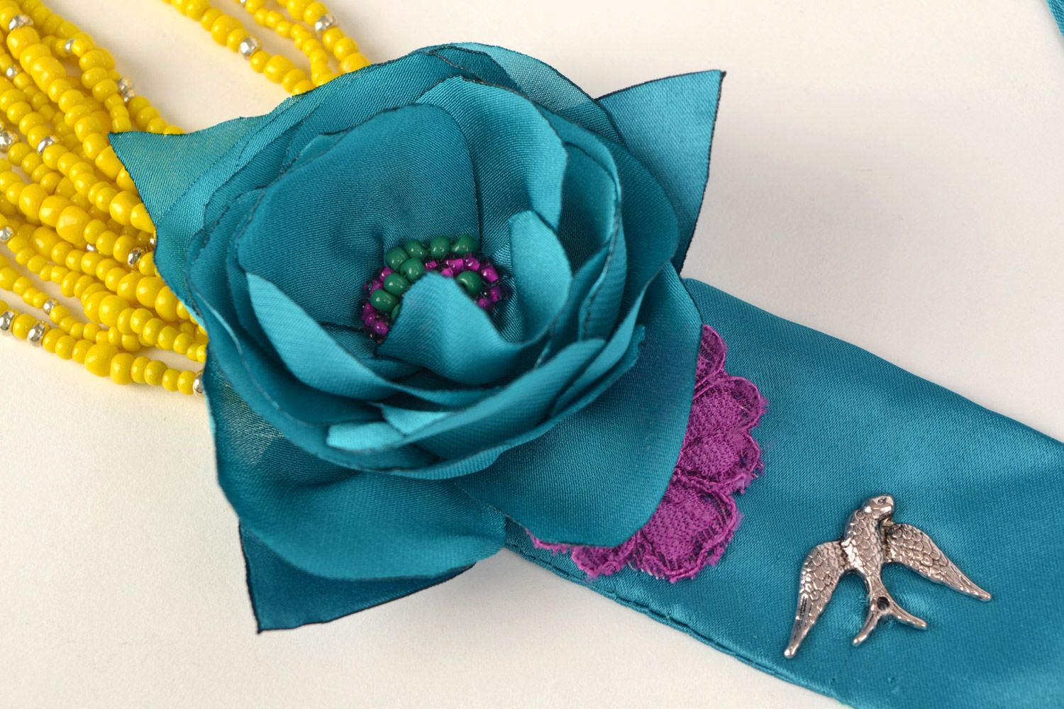 Gros collier riche en satin jaune bleu foncé fait main avec fleurs Roses lilas photo 5