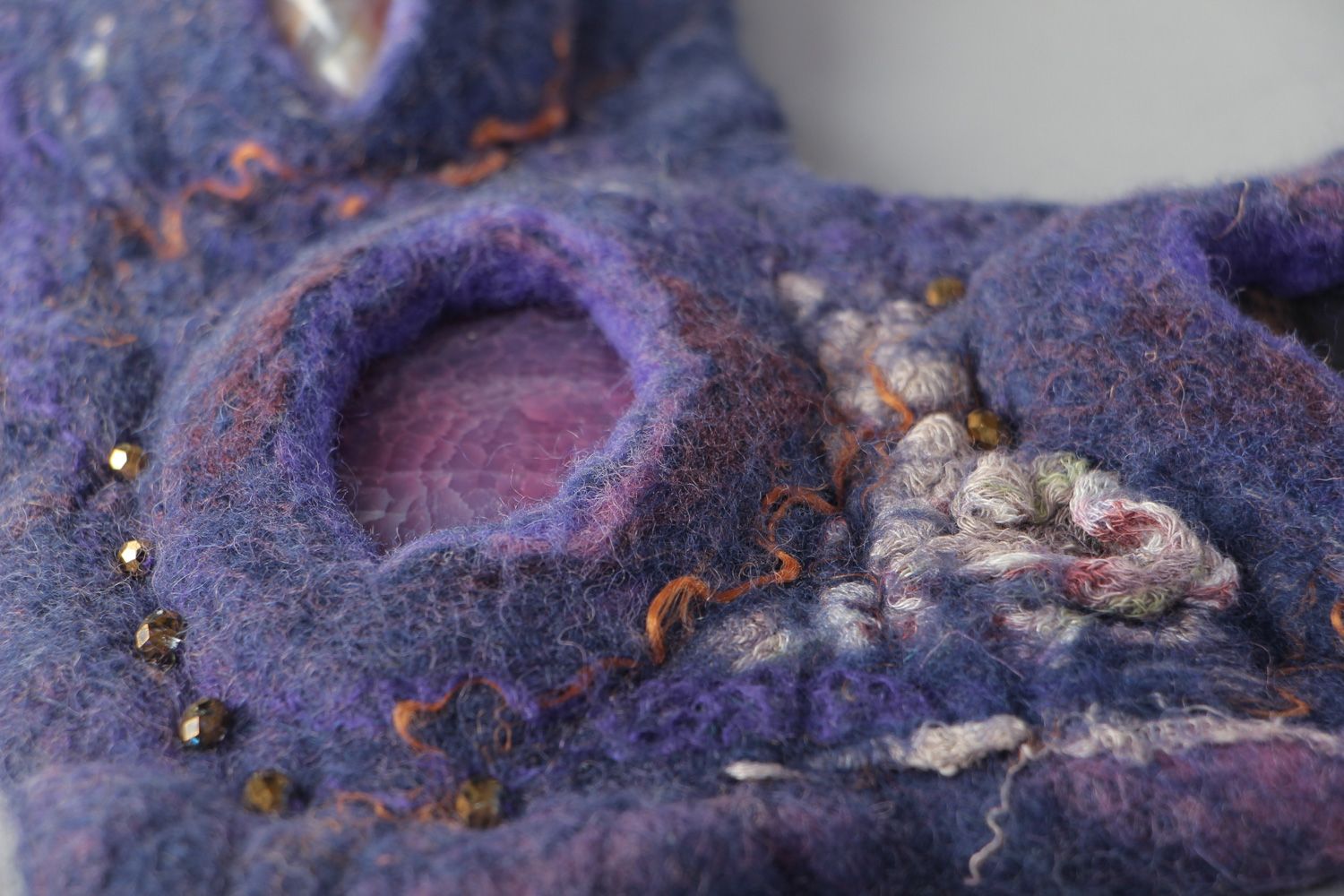 Collar de lana violeta en técnica de fieltro con ágata artesanal foto 4