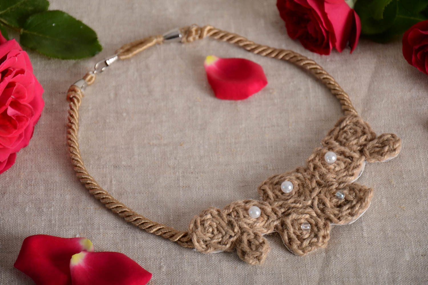 Joli collier beige en fils de lin fait main original avec perles fantaisie photo 1