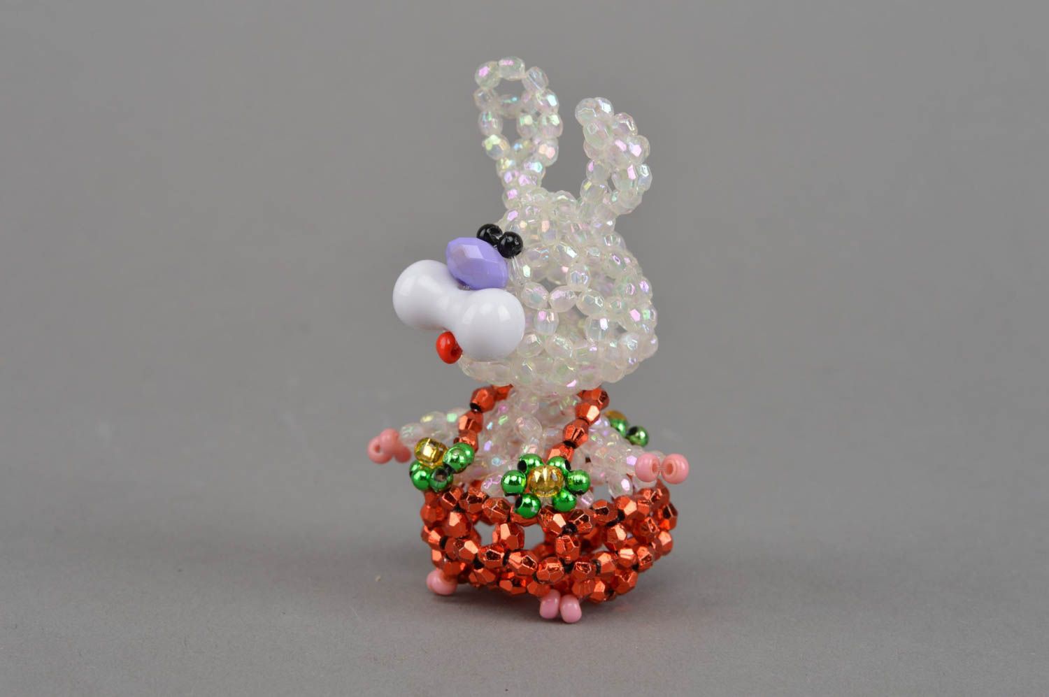 Бисерная фигурка зайца ручной работы маленькая для настольного декора дома фото 2
