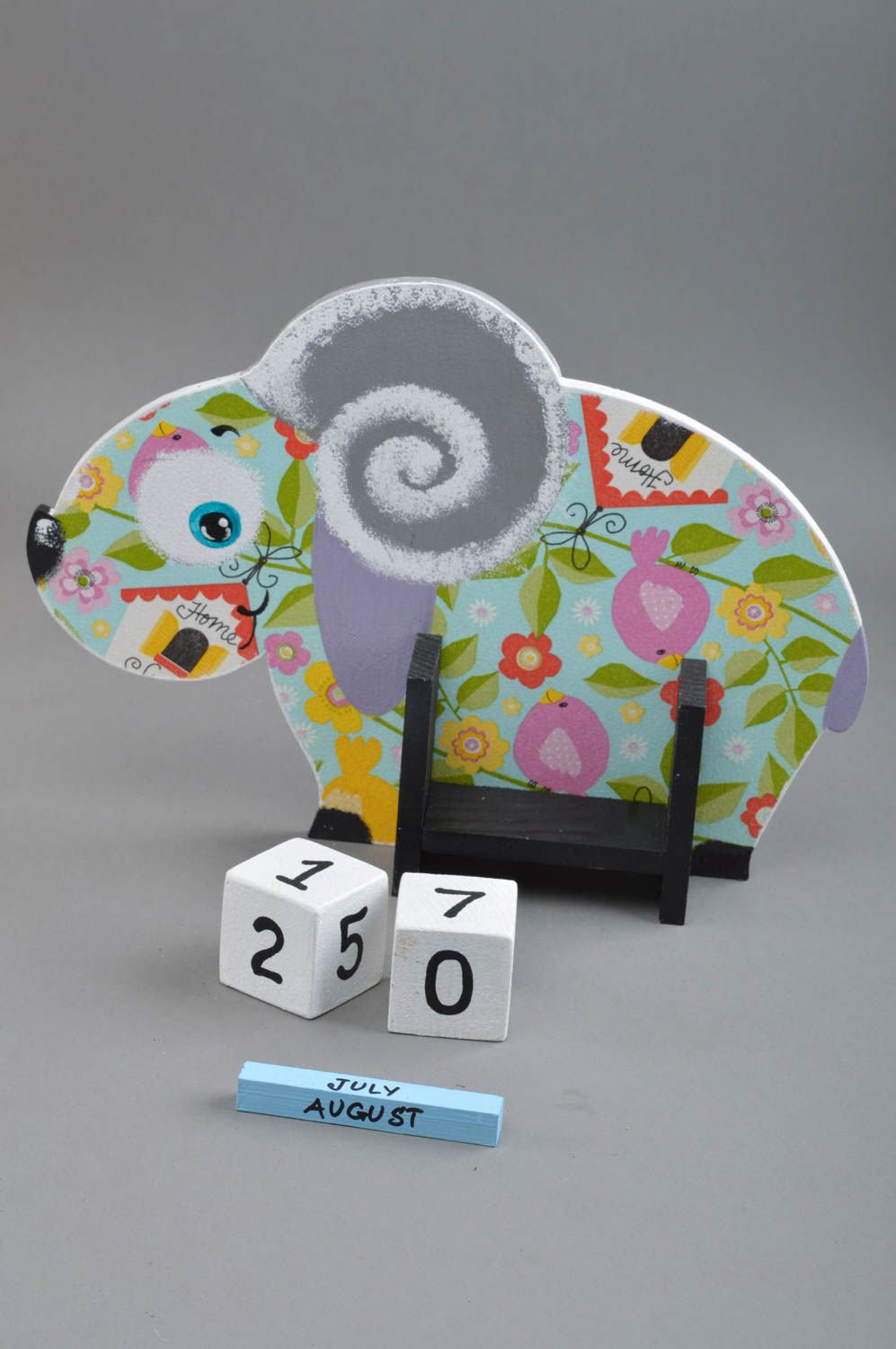 Calendrier perpétuel en bois fait main peint avec cubes pour enfant Mouton photo 3