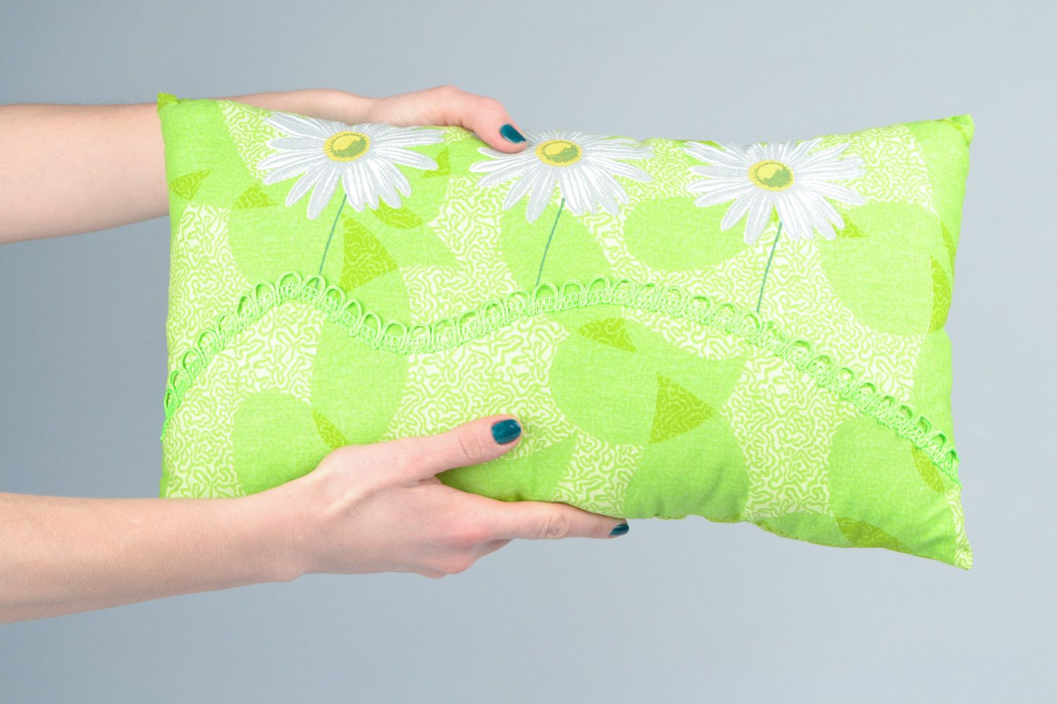 Диванная подушка ручной работы с ромашками зеленая красивая прямоугольная  фото 2