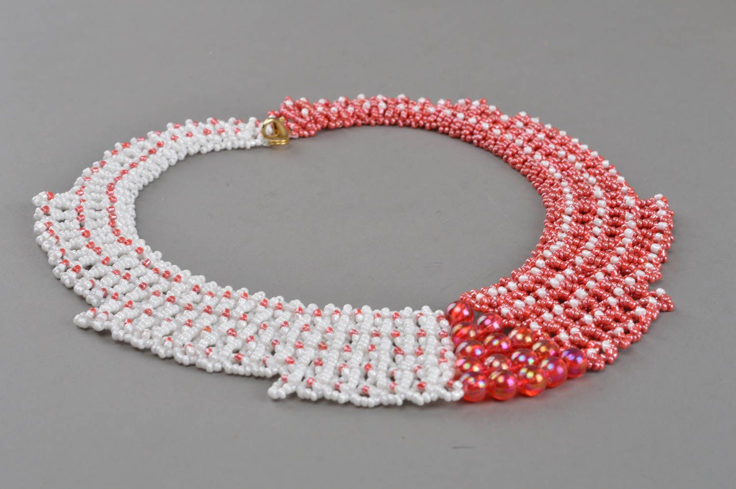 Ожерелье из бисера и бусин ручной работы авторское белое с коралловым красивое фото 2