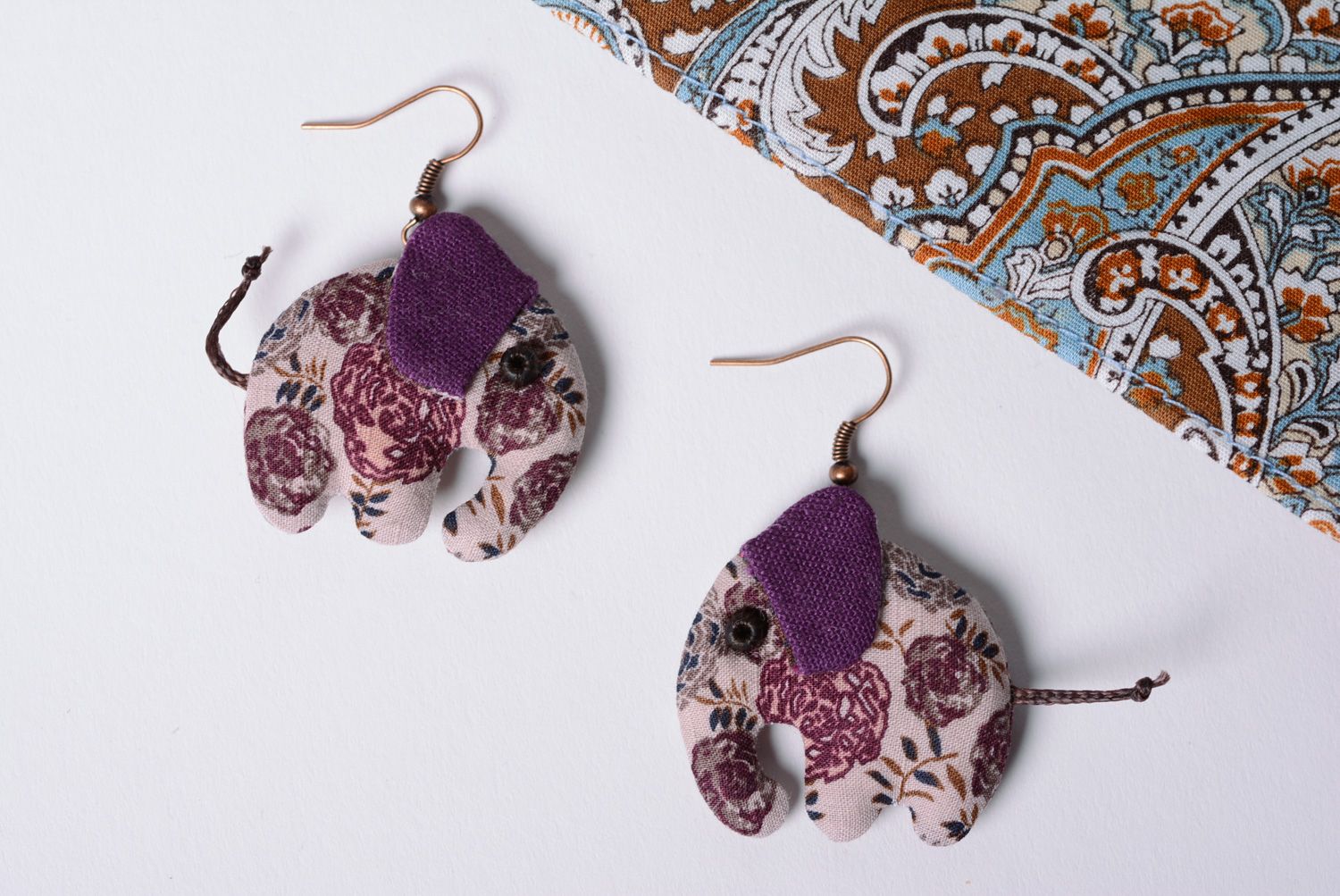 Pendientes artesanales de lino y algodón con estampado floral foto 1
