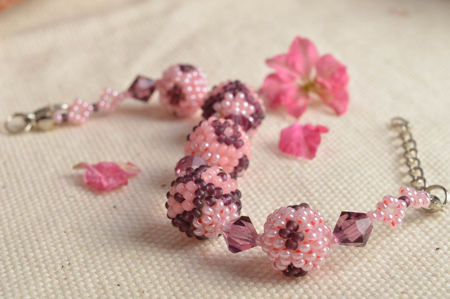Красивый браслет из бисера авторский плетеный розовый с бусинами ручной работы фото 1