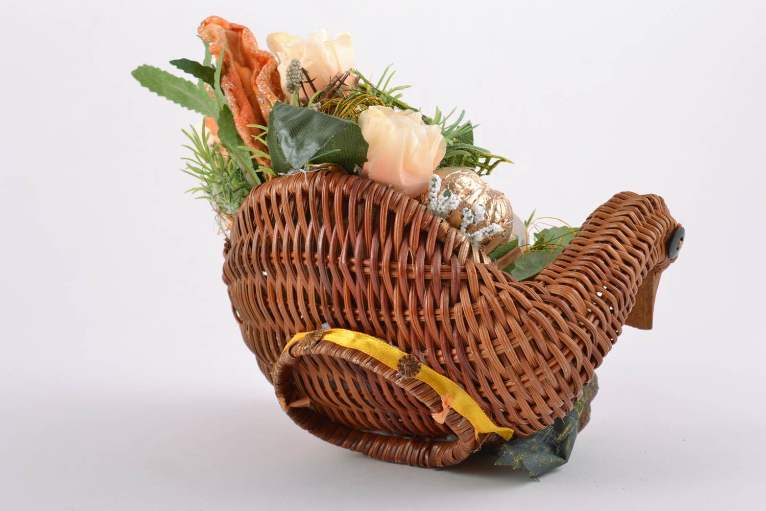 Composición de flores artificiales en cesta trenzada bonita poco común artesanal foto 5