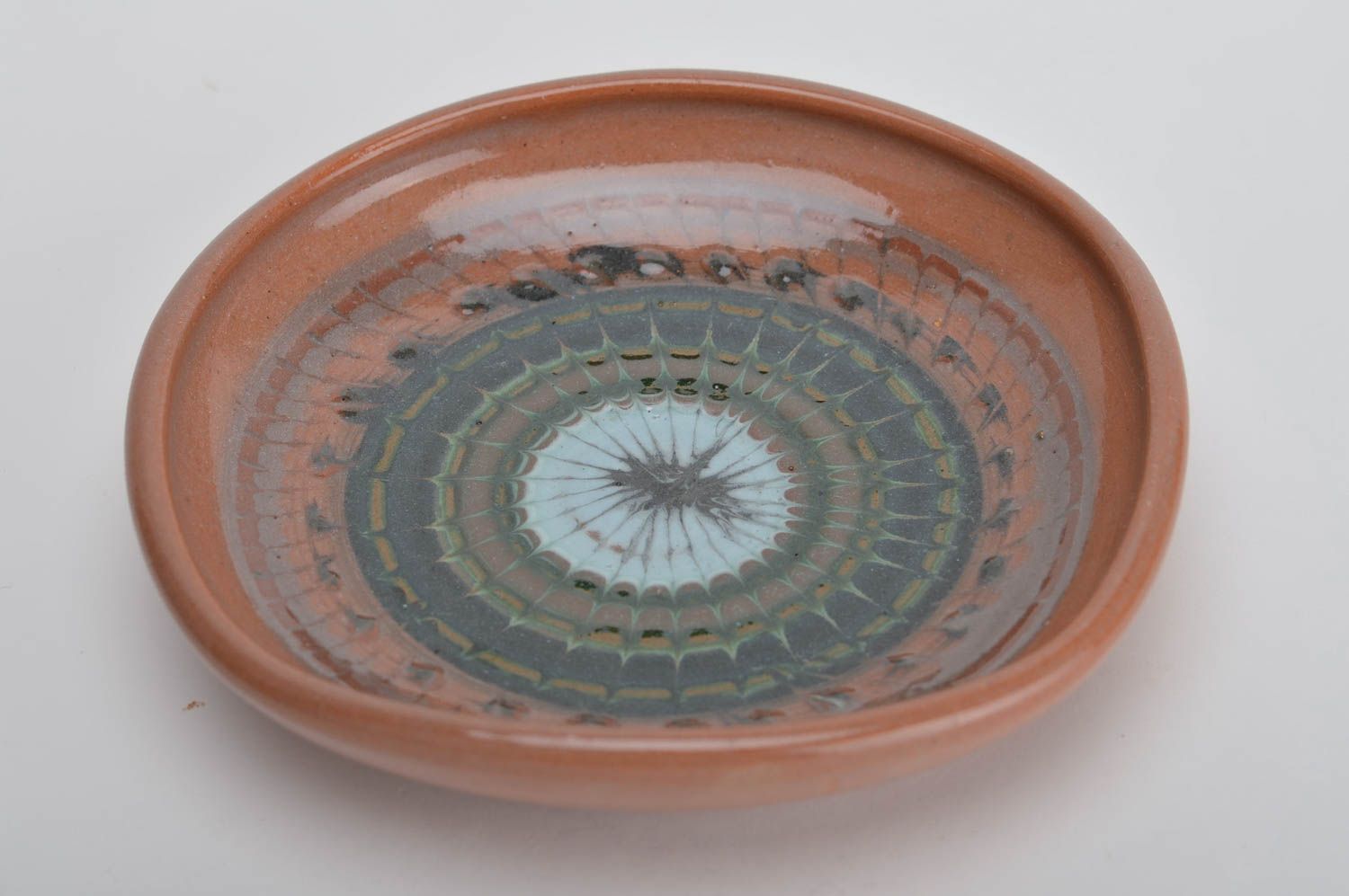 Plato artesanal modelado a mano de cerámica pintado con esmalte de tamaño medio foto 2
