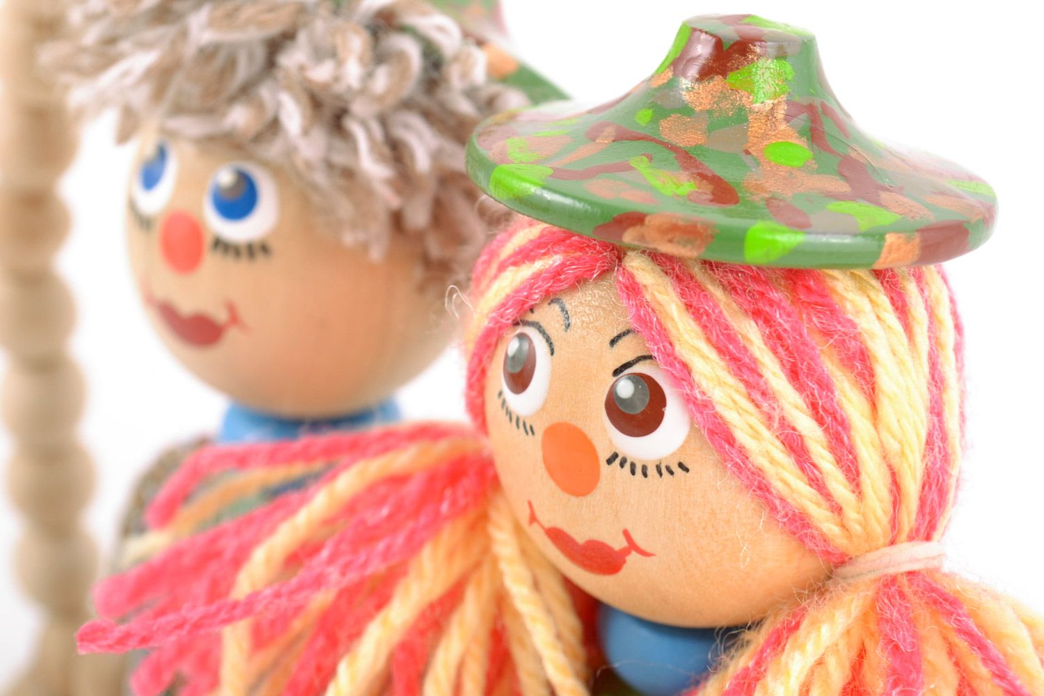 Interessantes Öko Spielzeug aus Holz Paar auf der Bank mit Bemalung für Kinder foto 3