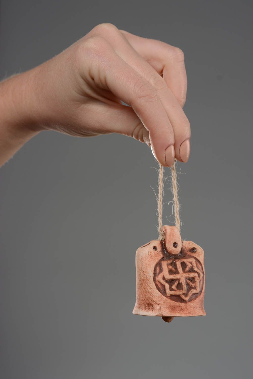 Amulette-clochette slave domestique en argile naturelle dans le style ethnique faite main photo 3
