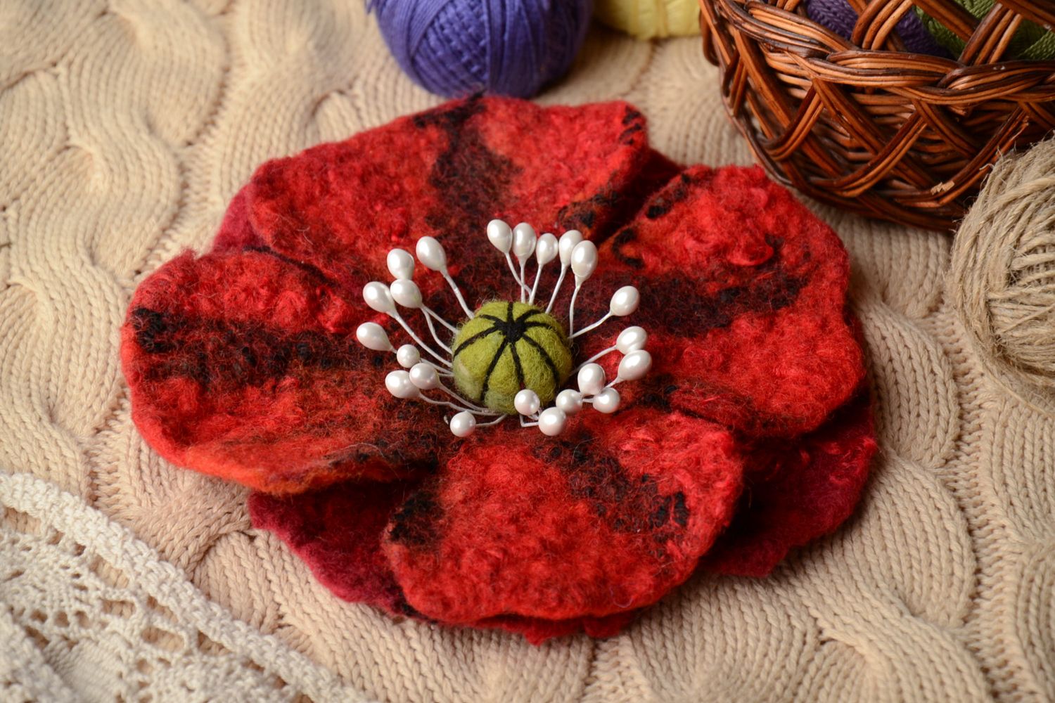 Broche de lana de fieltro con forma de flor de amapola foto 1