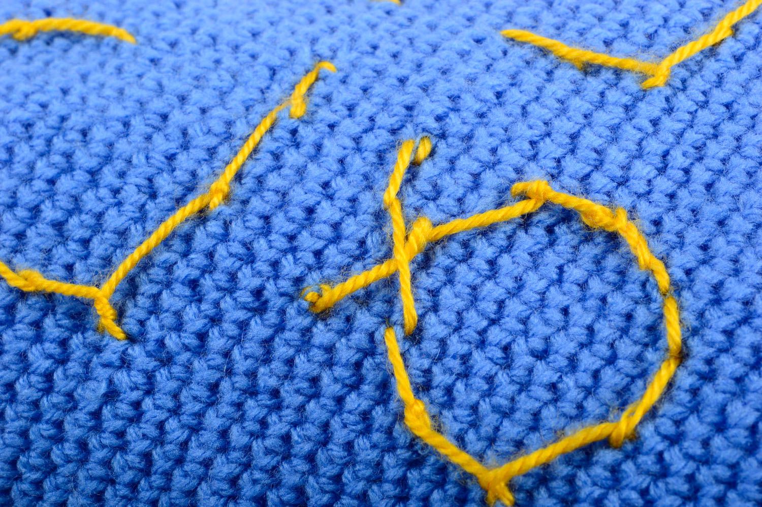Вязаная подушка ручной работы вязаная подушка медведь синяя подушка игрушка фото 5