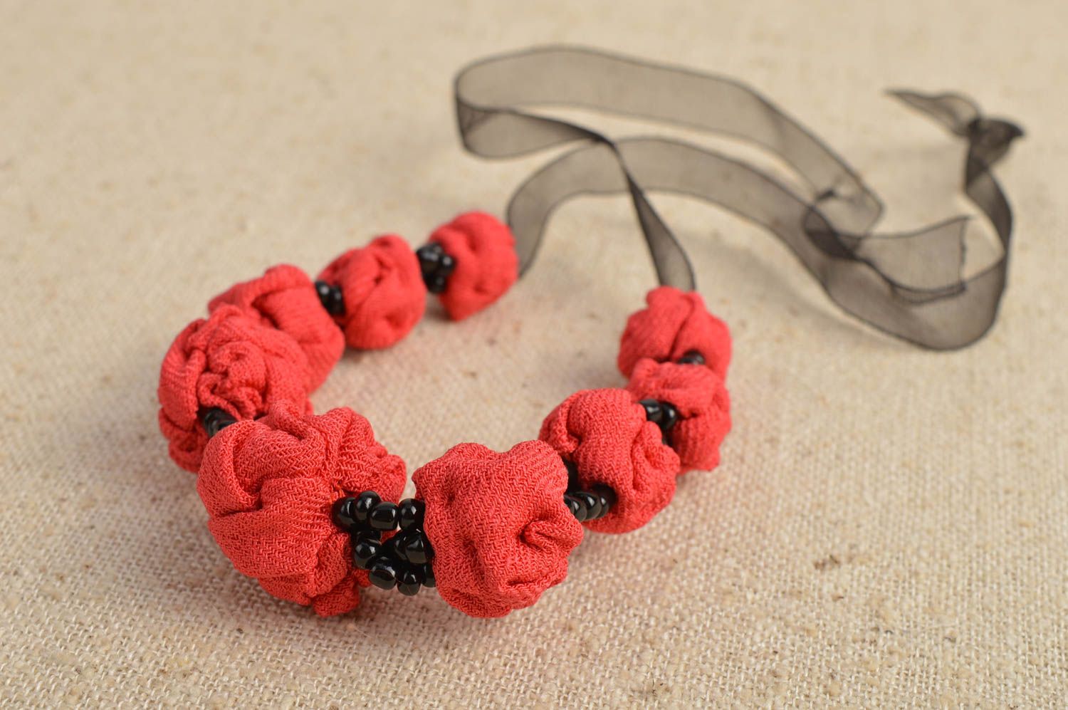 Collier textile Bijou fait main rouge Accessoire femme perles de rocaille photo 1