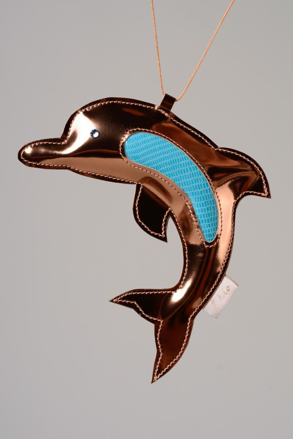 Llavero hecho a mano de cuero natural con forma de delfín original  foto 1