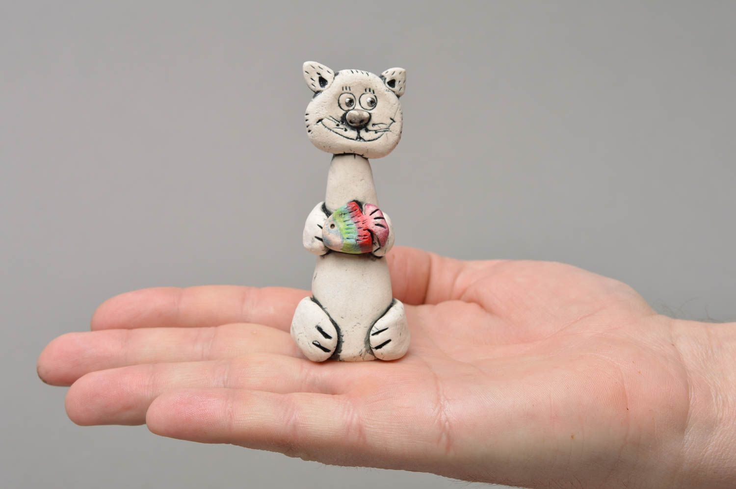 Petite figurine en céramique faite main peinte décorative chat avec poisson photo 4