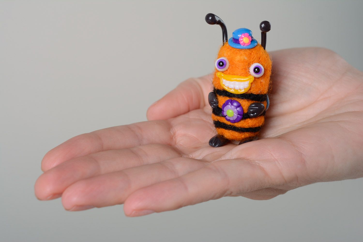 Миниатюрная валяная игрушка из натуральной шерсти пчелка с полимерной глиной хенд мейд фото 3