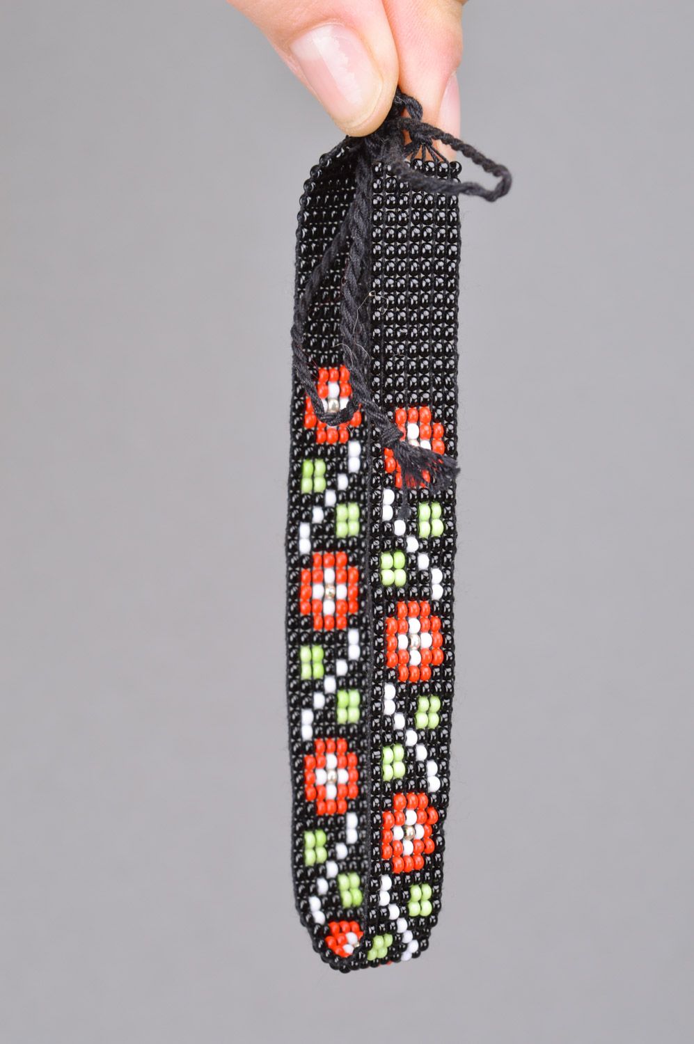 Колье из чешского бисера на завязках ручной работы черное с красными цветами фото 3