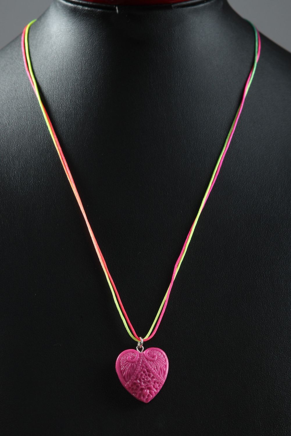 Pendentif coeur rose Bijou fait main en pâte polymère Cadeau pour femme photo 1
