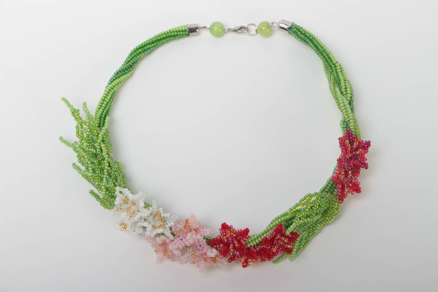 Schönes grünes originelles handgemachtes Collier aus Glasperlen mit Blumen foto 2