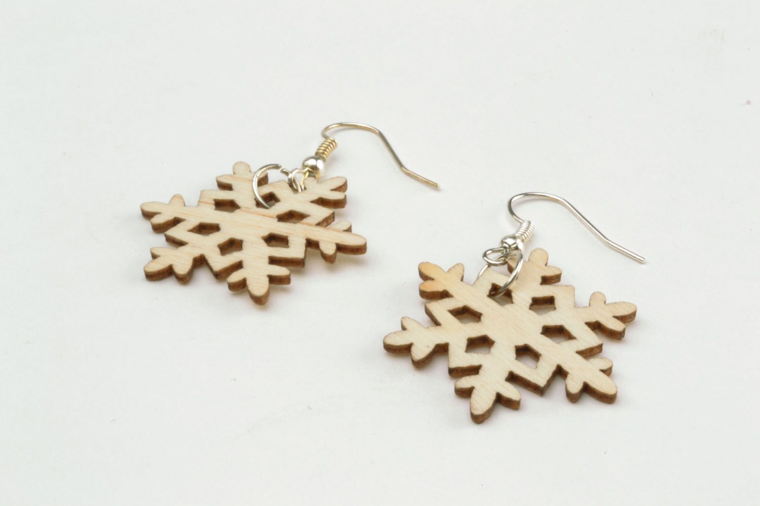 Wooden snowflakes earrings photo 4