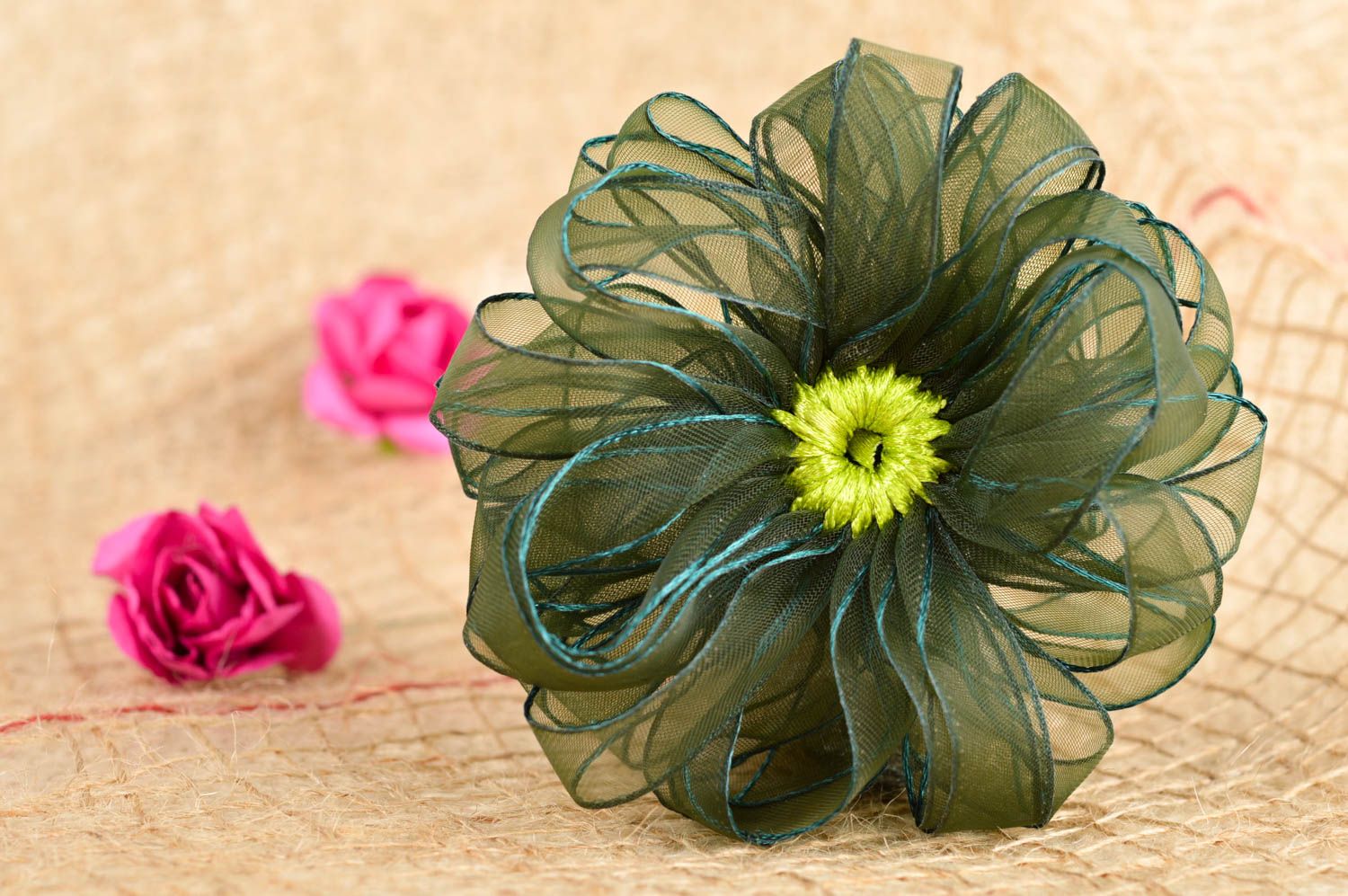 Детская резинка для волос украшение ручной работы резинка с цветком зеленая фото 1
