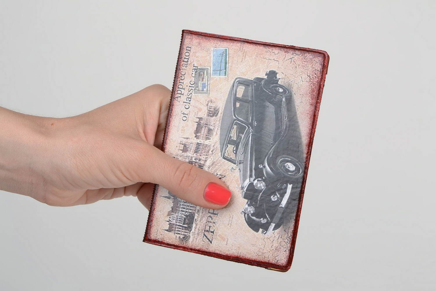 Funda para pasaporte original de decoupage hecha a mano con dibujo de auto retro foto 2