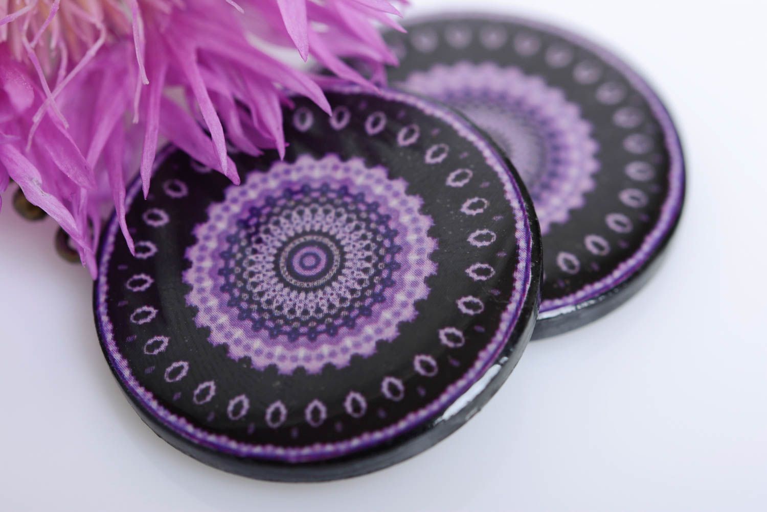 Pendientes artesanales redondos de arcilla polimérica de colores lila y negro foto 2