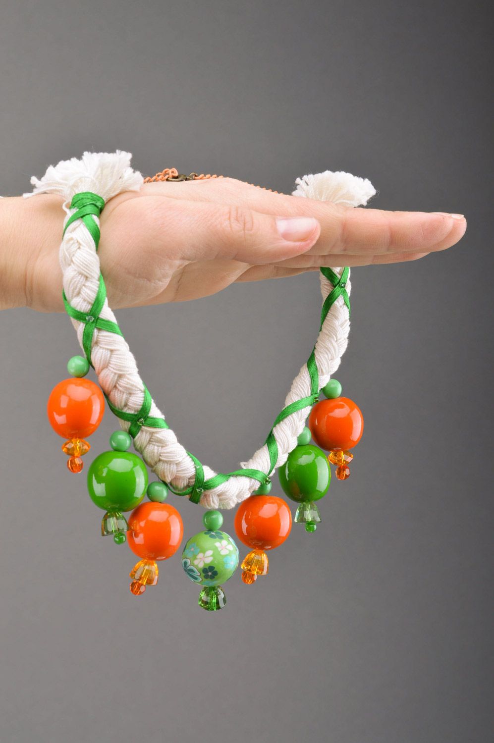 Designer festliches handmade Kugeln Collier mit Anhängern an Seil aus Fäden für Frauen foto 1
