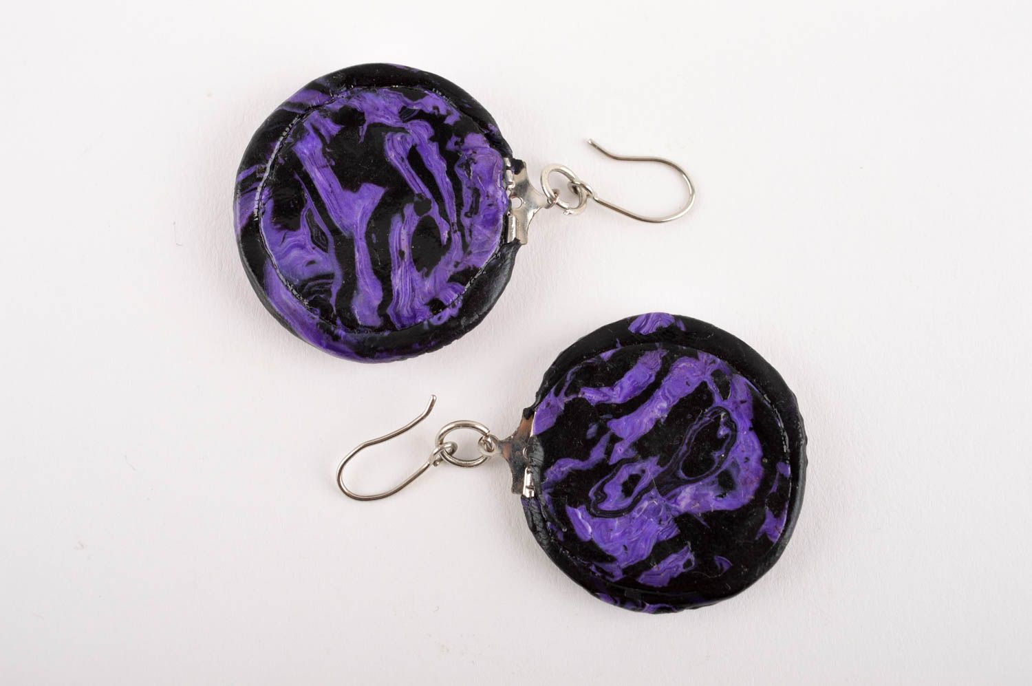 Модные серьги украшение ручной работы фиолетовые серьги из полимерной глины фото 5