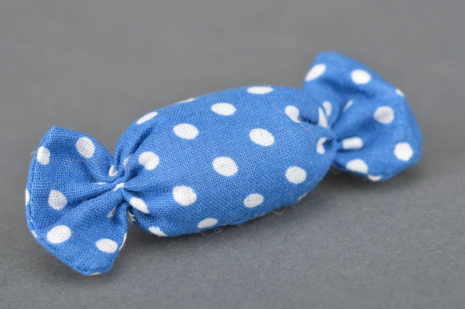 Broche bonbon en tissu de coton bleu à pois faite main accessoire pour fille  photo 2