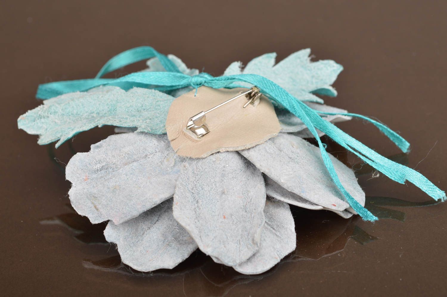 Broche en cuir naturel faite main turquoise gris festive Fleur accessoire photo 5