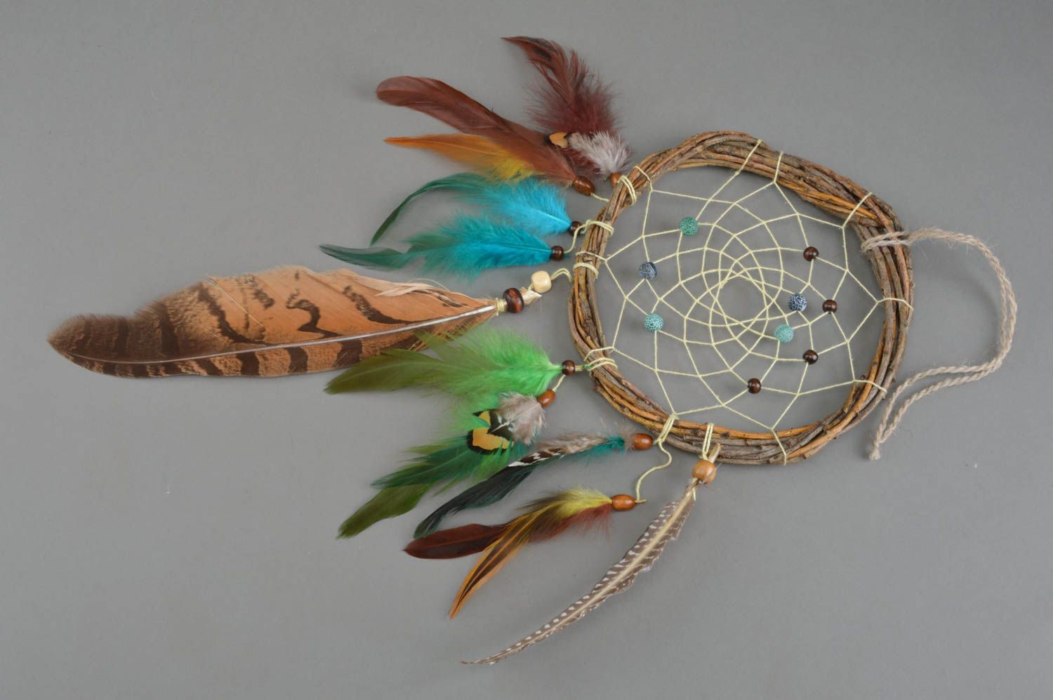 Jolie suspension en forme de capteur de rêves avec plumes fait main décoration photo 2