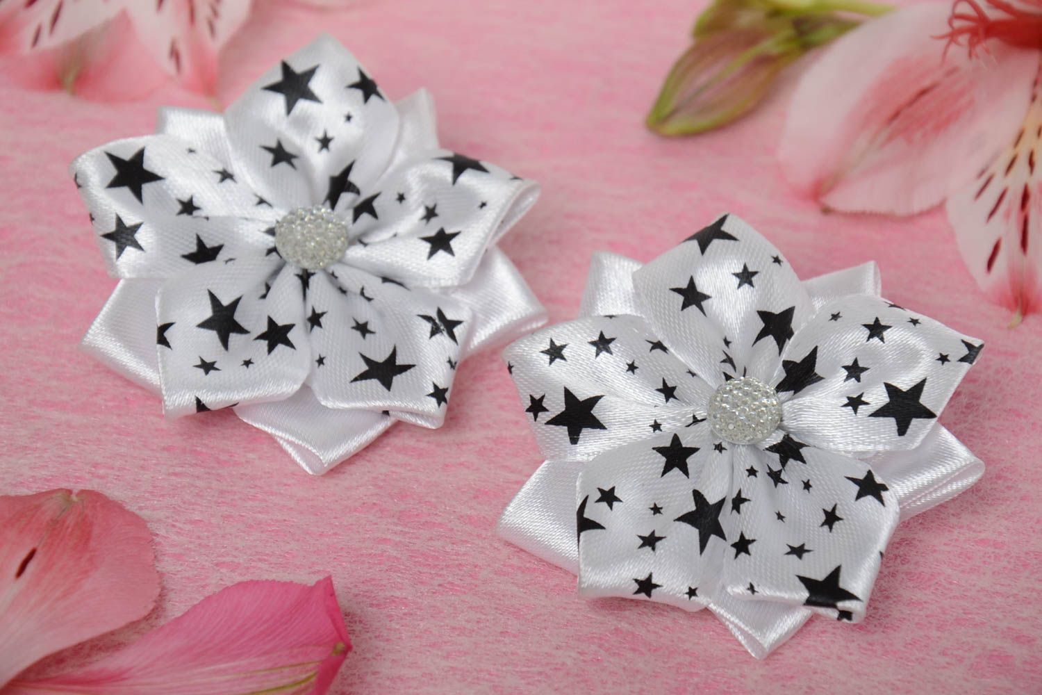 Handgemachte Haarspangen mit Blumen 2 Stück aus Atlasbändern mit Sternen  foto 1