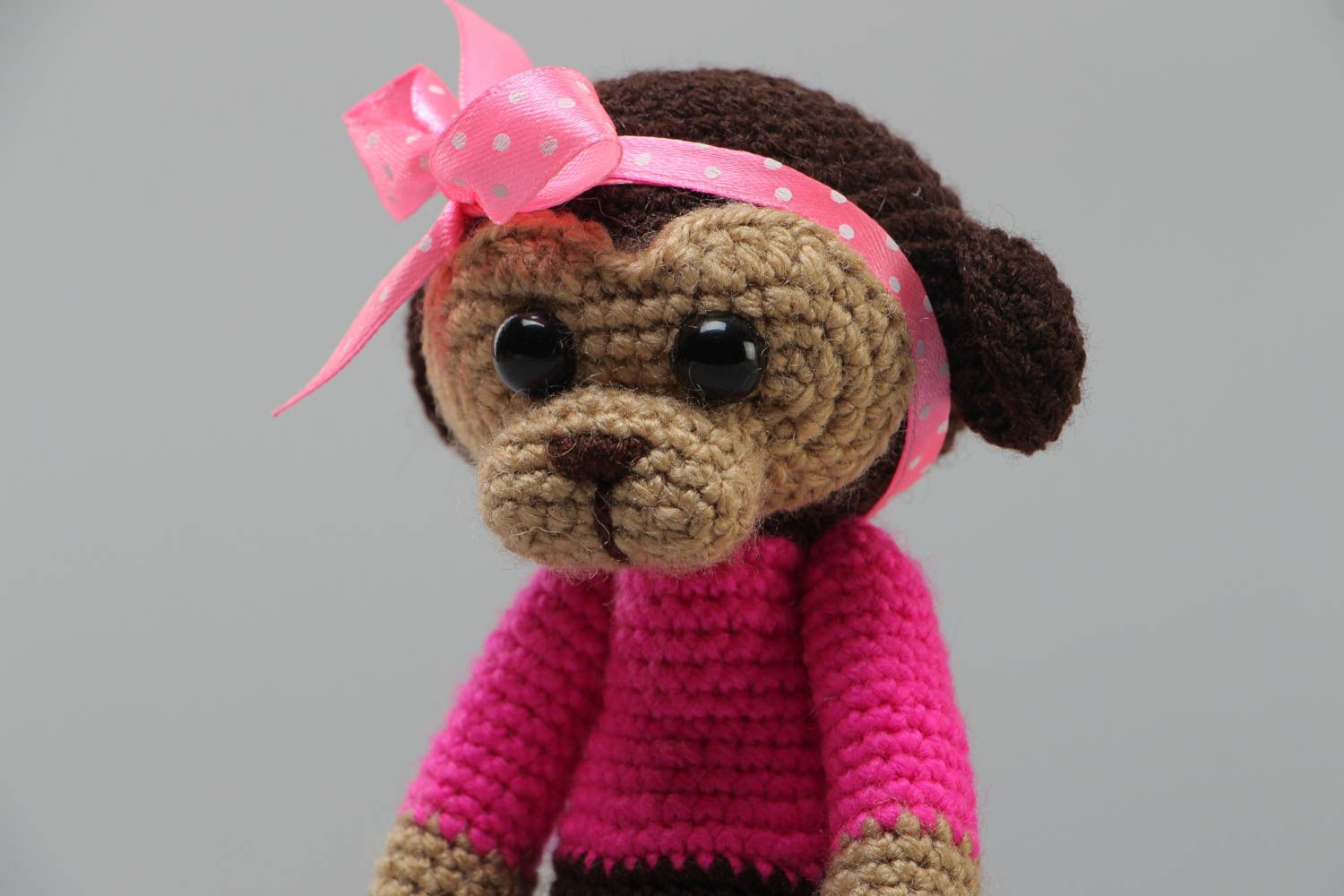 Маленькая мягкая вязаная игрушка обезьянка в розовом крючком из акрила хэнд мэйд фото 3